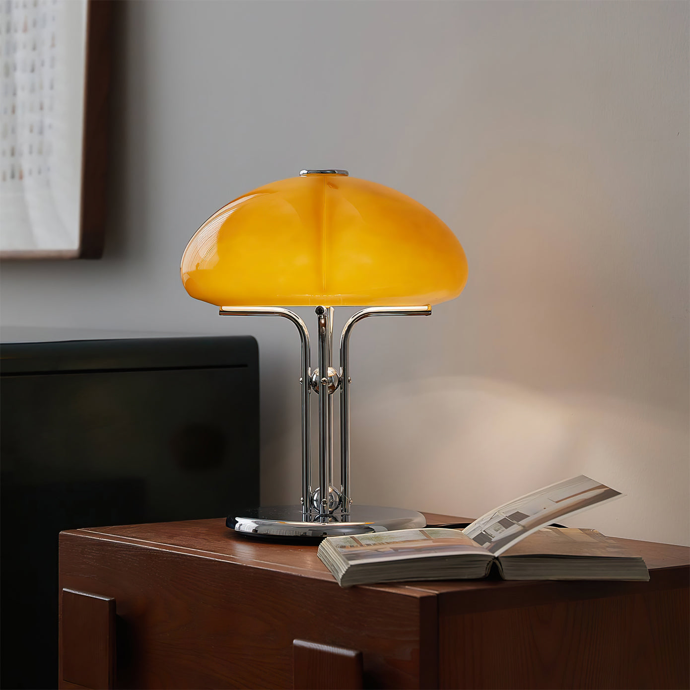 Curved Glass Four-Leaf Table Lamp
